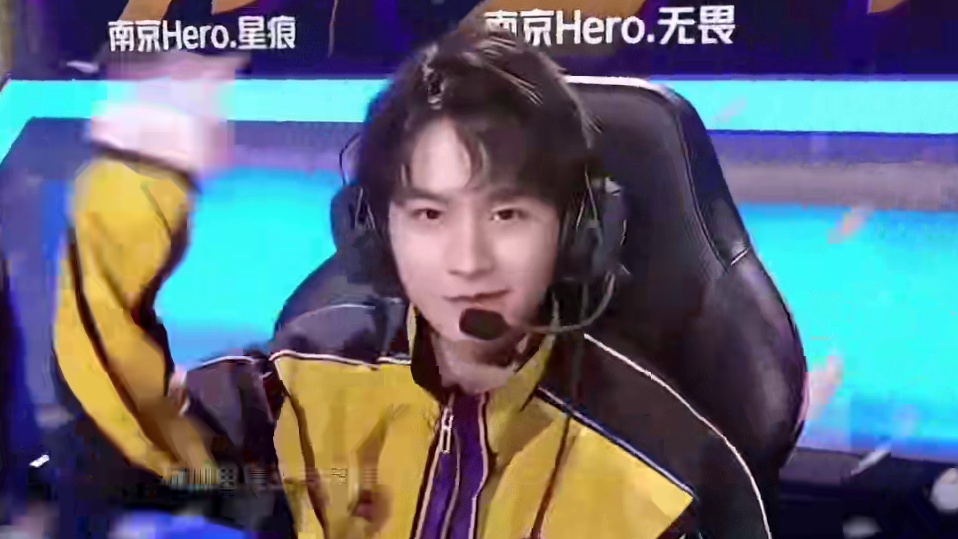 小差距摘银